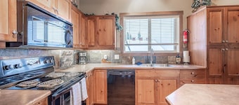 Trapper's Lodge 4 Bd W/great View, Private Hot Tub