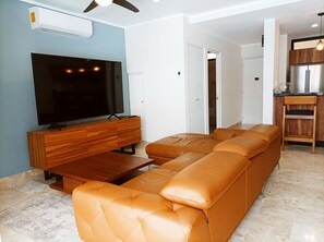 Apartamento | Zona de estar | Smart TV de 50 pulgadas con canales digitales, una televisión