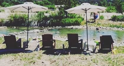 The Rock Stack: Ruggedly luxurious 3 bedroom, 3 bathroom on the Llano River