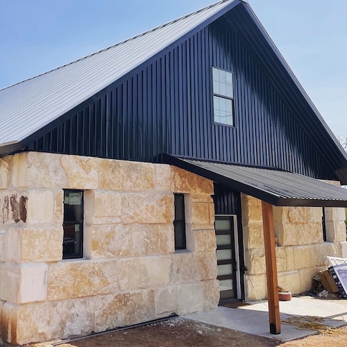 The Rock Stack: Ruggedly luxurious 3 bedroom, 3 bathroom on the Llano River