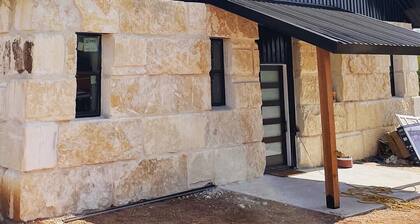 The Rock Stack: Ruggedly luxurious 3 bedroom, 3 bathroom on the Llano River