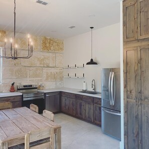 Jääkaappi, mikroaaltouuni, uuni, liesi