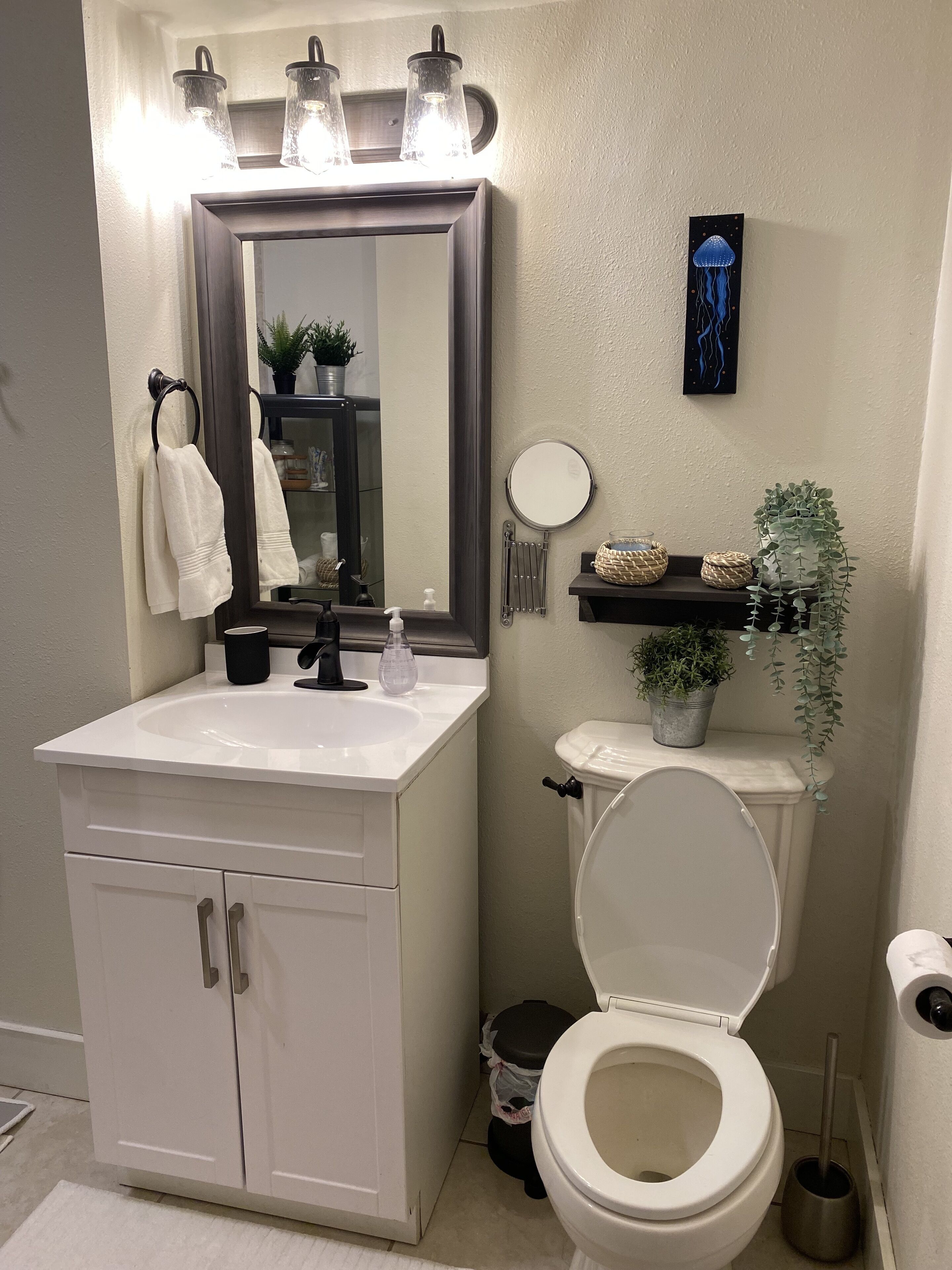 Combined shower/bathtub, hair dryer, towels, soap