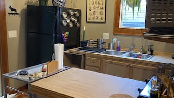 Réfrigérateur, micro-ondes, cafetière/bouilloire, bouilloire électrique