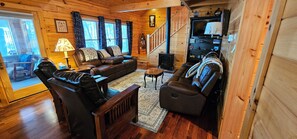 Smart-tv, pejs, dvd-afspiller, bøger