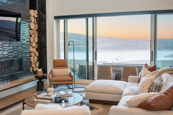 Smart TV, fireplace