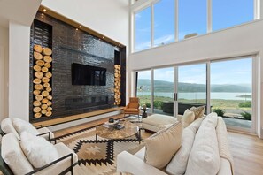 Smart TV, fireplace