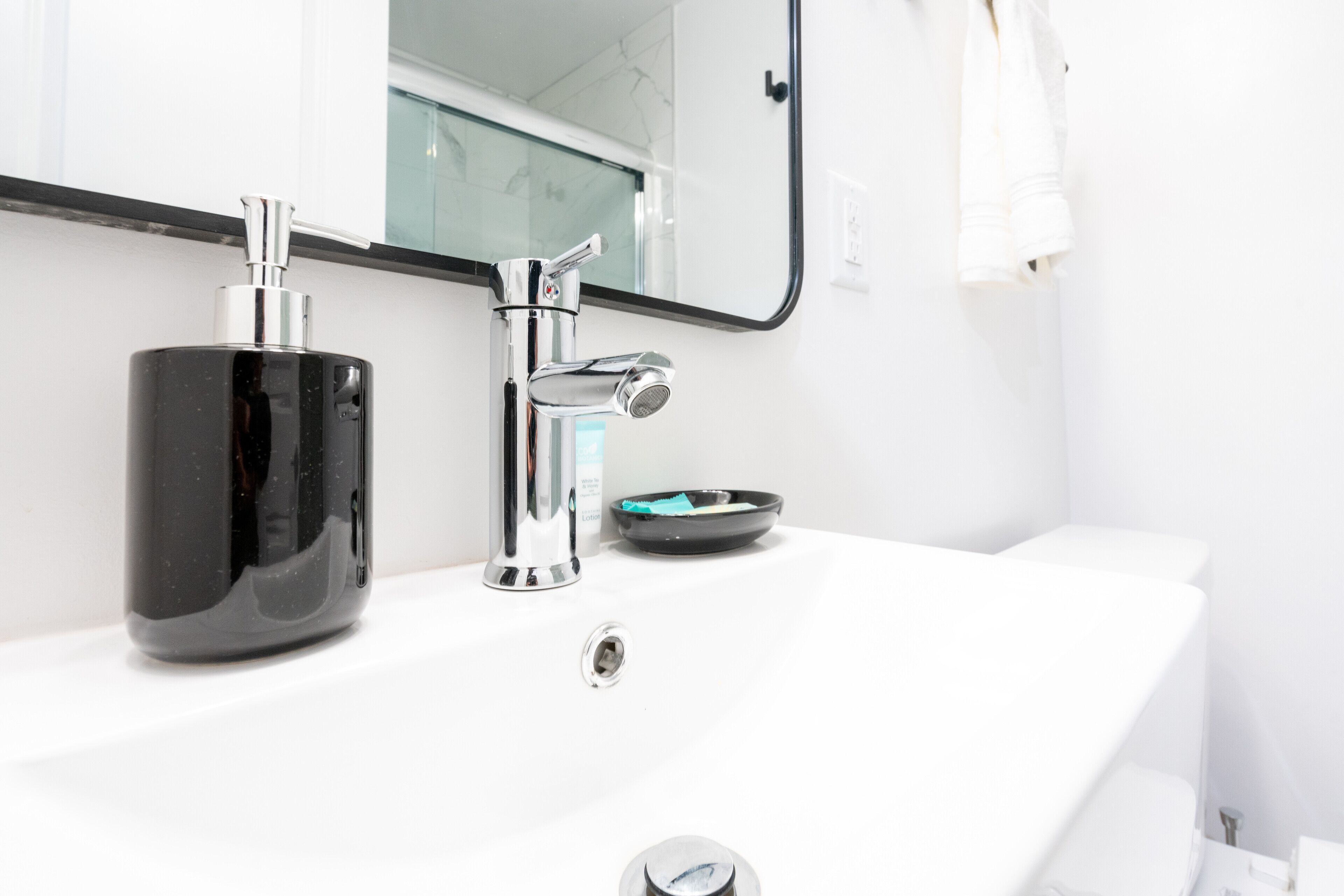 Combined shower/bathtub, hair dryer, towels, soap