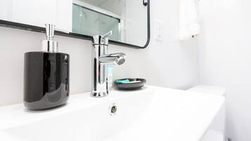 Combined shower/bathtub, hair dryer, towels, soap