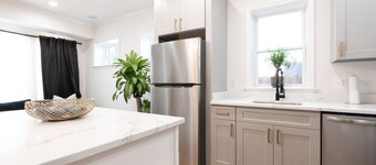 LUXURY Remodeled DC Suite- Near restuarants, H Street & downtown. Quiet area!!