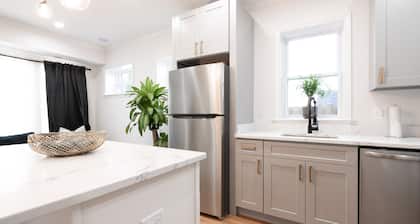 LUXURY Remodeled DC Suite- Near restuarants, H Street & downtown. Quiet area!!