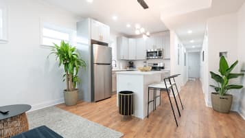 Frigorífico, microondas, horno y placa de cocina