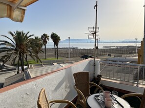 Outdoor dining - Al Rolo Beach, terrace with views of the bay of Malaga (Málaga)