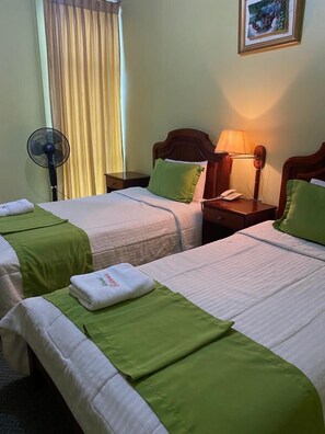 標準雙床房 | 羽絨被、書桌、筆電工作空間、免費無線上網