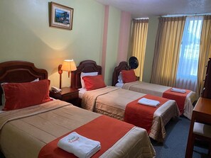 標準三人房 | 羽絨被、書桌、筆  電工作空間、免費無線上網