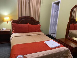 標準雙人房單人入住, 1 張小型雙人床 | 羽絨被、書桌、筆電工作空間、免費無線上網