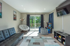 Living area - New remodeled home set in the woods 15 mins from downtown Asheville (Asheville)