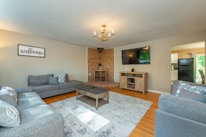 Living area - New remodeled home set in the woods 15 mins from downtown Asheville (Asheville)