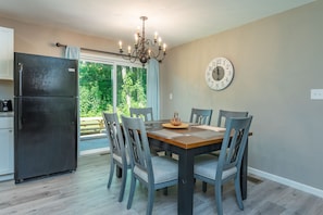 Dining - New remodeled home set in the woods 15 mins from downtown Asheville (Asheville)