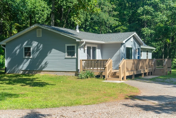 Exterior - New remodeled home set in the woods 15 mins from downtown Asheville (Asheville)