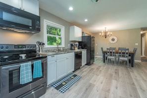 Private kitchen - New remodeled home set in the woods 15 mins from downtown Asheville (Asheville)