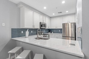 Fridge, microwave, oven, stovetop - Finding Nemo Themed Room | 5 Miles to Disney (Kissimmee)