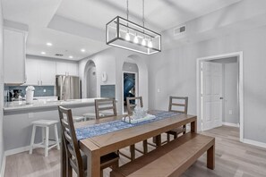 Dining - Finding Nemo Themed Room | 5 Miles to Disney (Kissimmee)