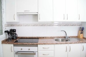 Refrigerador, microondas, horno y cafetera y tetera 