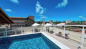 A rooftop pool with a clear view of the cityscape, including buildings and a communication tower. - Pousada Jardins Tropical (Ipojuca)