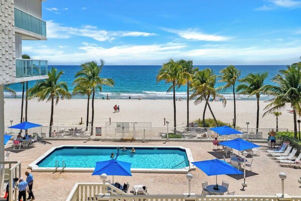 Alberca al aire libre y alberca climatizada