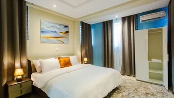 Una scrivania, tende oscuranti, insonorizzazione, ferro/asse da stiro