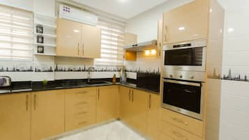 Apartamento exclusivo, 2 quartos | Cozinha privada | Geladeira grande, micro-ondas, fogão, cooktop