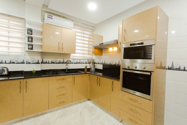 Lemari es besar, microwave, kompor, dan ketel listrik