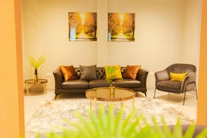 Exclusive-Apartment, 2 Schlafzimmer | Wohnbereich | 52-Zoll-Smart-TV mit Kabelempfang, Fernseher