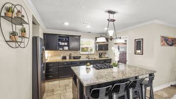 Frigorífic, microones, forn i placa de cuina