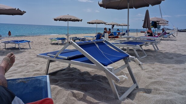 A beach with sun loungers and umbrellas. - Nina's house 3 300 meters from the sea (Santa Caterina Dello Ionio Marina)