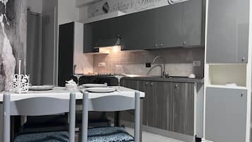 Kühlschrank, Ofen, Herdplatte, Kochgeschirr/Geschirr/Besteck