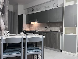 Geladeira, fogão, cooktop, talheres/pratos/utensílios de cozinha