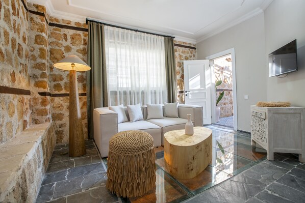 Luxury Room | Living area | 24-inch LCD TV with satellite channels, TV