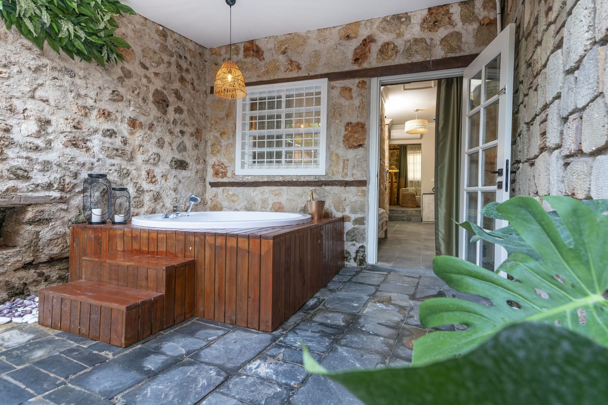 Jetted bathtub