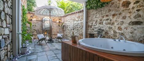 Luxury Room | Jetted tub