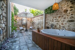 Luxury Room | Tab mandi berpancutan