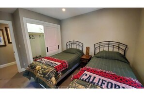 4 bedrooms, desk, free WiFi, bed sheets