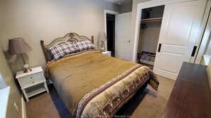 4 bedrooms, desk, free WiFi, bed sheets - Rustic/Modern Open Concept Spacious 3br-Walk to Beach,  level 2 tesla charger (Kings Beach)