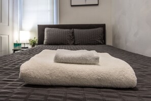 3 habitaciones, caja de seguridad en la habitación y escritorio