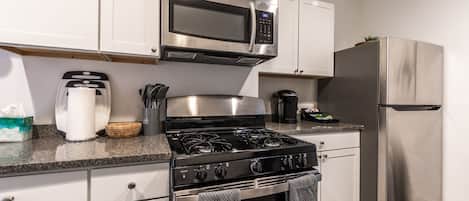 Refrigerador, microondas, horno y parrilla de estufa