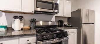 Carey Cottage 🏡 - Cozy 3BR Stay in ❤️ of Southside!