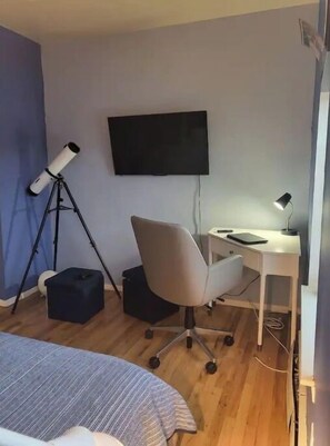 2 bedrooms, WiFi - Clean, Cozy & Stylish 2-Bedroom walkup rental unit (New York)