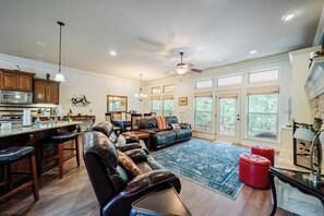 TV - Quiet, Beautiful Home Nestled in the woods (Hot Springs Village)