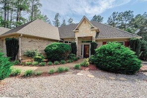 Exterior - Quiet, Beautiful Home Nestled in the woods (Hot Springs Village)